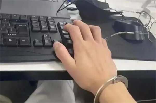 缅北男子戴着手铐在敲键盘搞诈骗