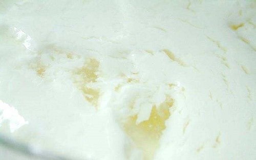 酸奶冷藏一段时间后表面会出现一层黄水，很可能是
