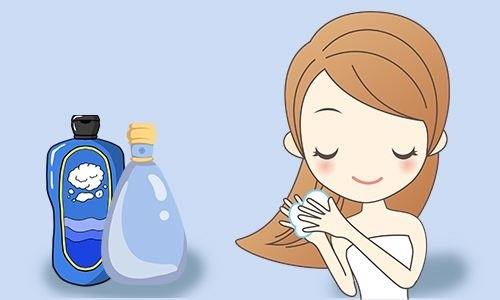 洗发时使用护发素或发膜应该涂抹在哪个位置