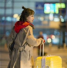 杨蓉深夜现身机场 风衣叠穿运动外套时尚又保暖
