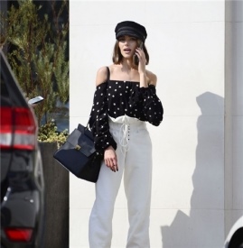 Olivia Culpo黑白波点装+纸袋裤清凉出街  搭配报童帽复古又有型