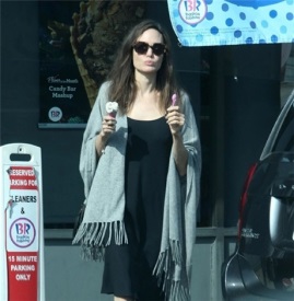 Angelina Jolie洛杉矶购物街拍  黑色吊带裙+长靴气场十足