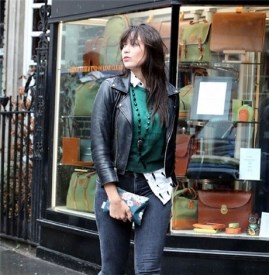​​​Daisy Lowe 衬衫+皮夹克雨天帅气出街购物