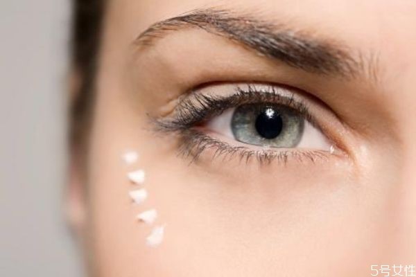 眼部精华和眼霜用法一样吗 眼部精华和眼霜的区别
