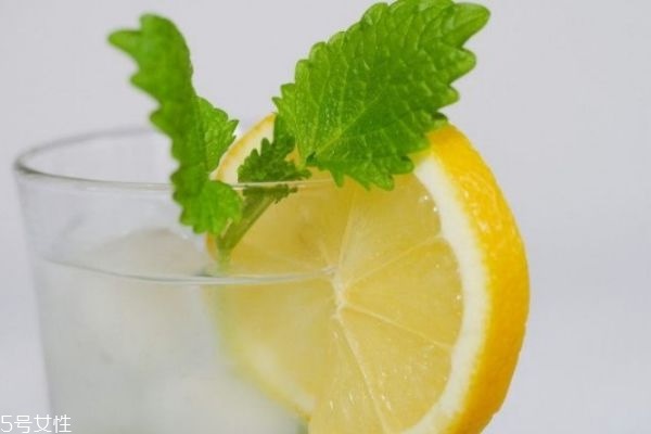 喝柠檬水可以美白吗 柠檬水的美白多久见效