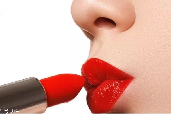 唇彩和口红先涂哪个 简单涂口红的正确方法