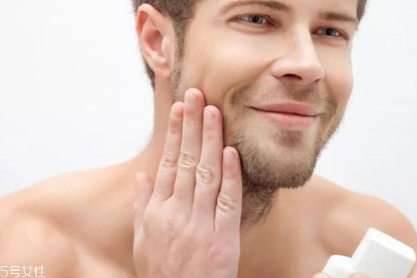 男士可以涂抹女士护肤品吗 男士护肤误区和技巧
