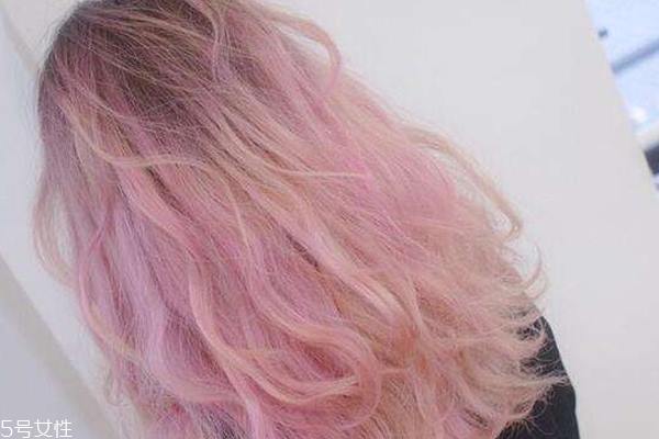 粉色发色显黑吗 粉色发色可以维持多久