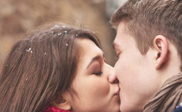 情侣接吻技巧有哪些？怎样亲吻表现更好？(1)