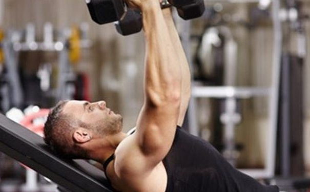 在家男性怎么练就胸肌？在健身房怎样练胸肌？[图]