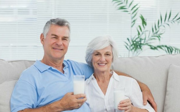老年人吃什么补钙好？老年人补钙会有哪些误区？[图]