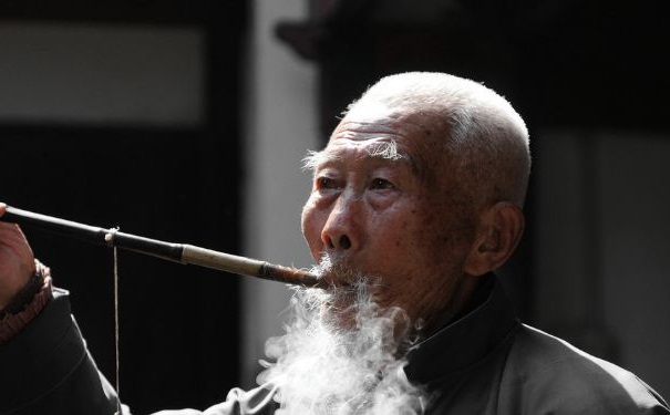 老年人肺气肿有什么症状表现?老年人肺气肿怎么办？(1)