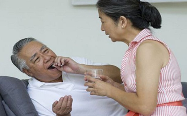 老年人的家庭护理方法有哪些？如何治疗老年人肺炎？[图]