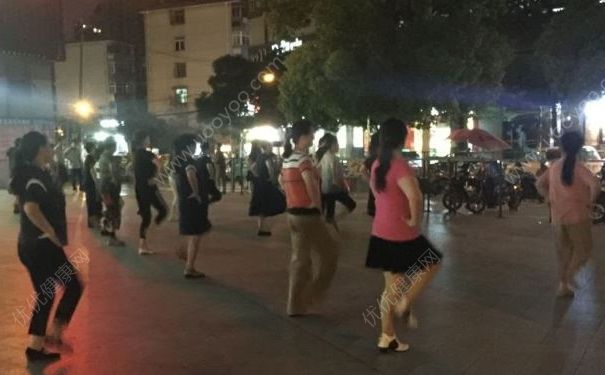 广场舞老人拒绝让步高考，怎么跳广场舞才能不扰民？(4)