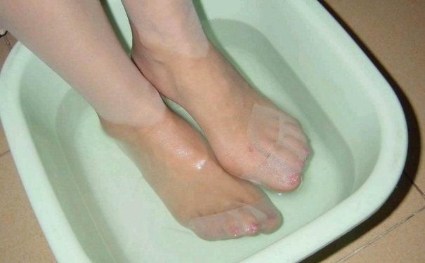 用热水泡脚对身体有什么好处