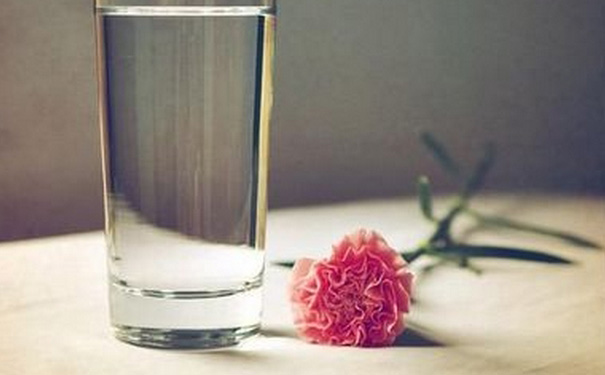 空腹喝水有什么好处呢？空腹喝水对人体有哪些好处？(1)