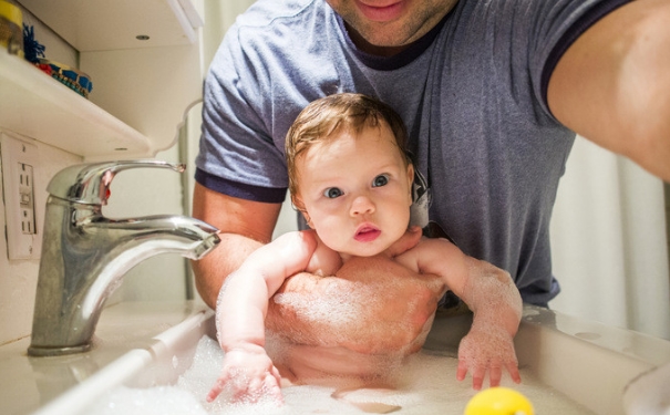 新生儿洗脸怎么洗？怎么给新生儿洗脸？[图]