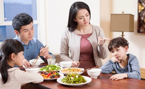小孩子挑食不爱吃饭是怎么回事？怎么样纠正宝宝挑食的毛病？(1)