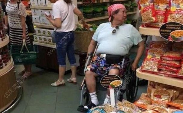 65岁洪金宝坐轮椅现身泰国，年轻时运动过量也不好吗？[
