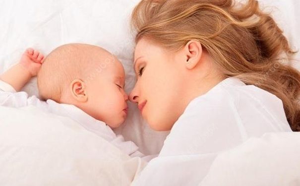 抱着宝宝睡觉都有哪些好处？孩子抱谁到独自睡应该怎样