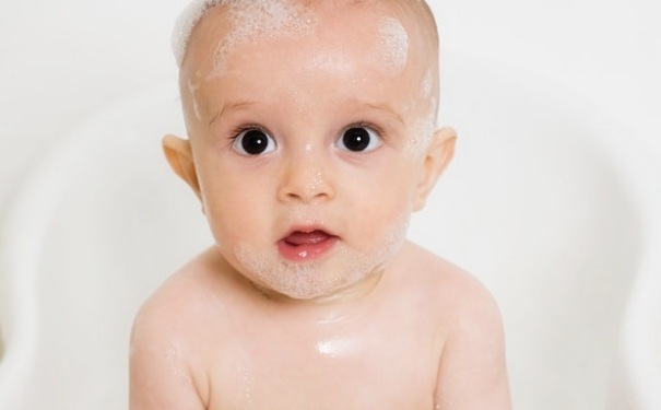 在家如何给婴儿洗澡？给宝宝洗澡有哪些注意的地方？(1)