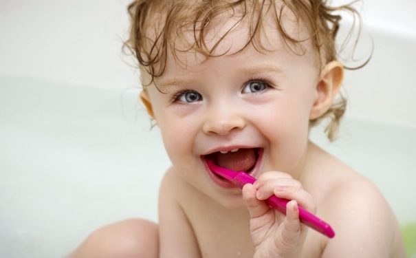 宝宝刷牙的正确方法是怎样？如何让宝宝喜欢刷牙？[图]