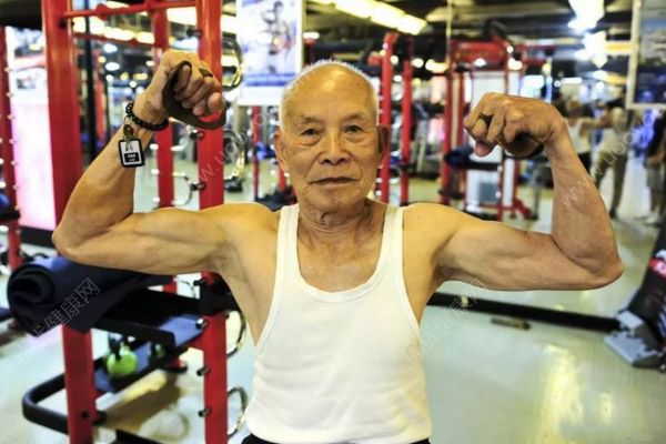 96岁老人健身26年成网红，老人适合做哪些健身运动？(1)