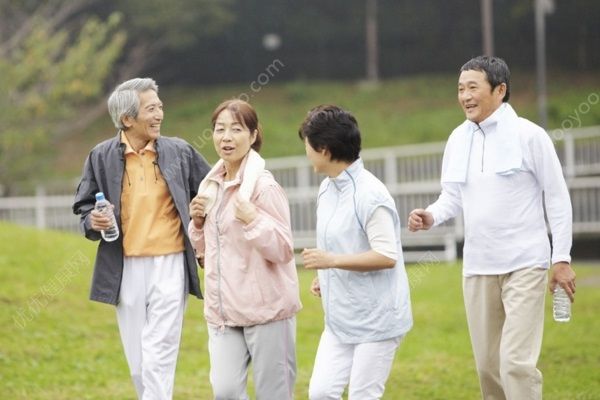 孙子牵95岁奶奶散步，老年人春天适合哪些运动？(3)