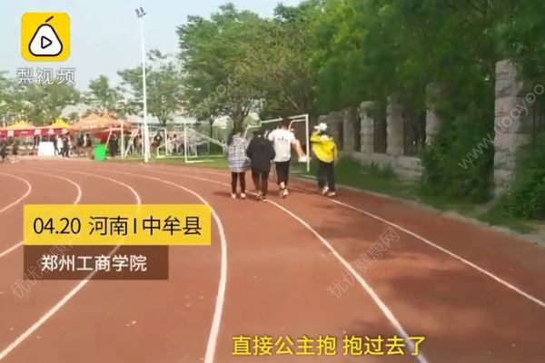 女生跑步后晕厥辅导员公主抱，围观学生：看看人家班的辅导员(4)