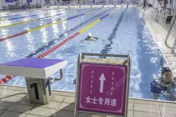 广州一处游泳场增设女性泳道，男性误入将被劝离[多图]