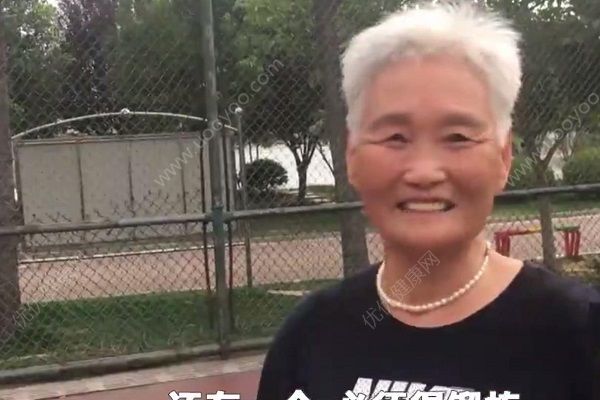 73岁篮球奶奶每天打球能轻松上篮，老年人适合什么运动？(2)