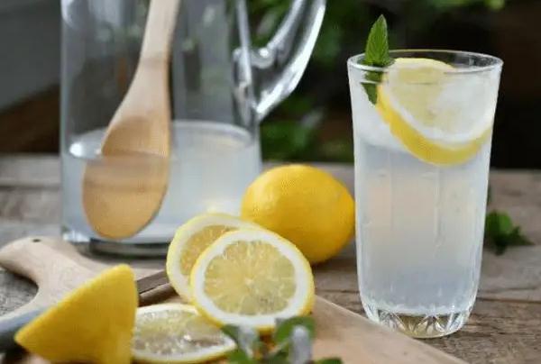 月经期喝柠檬水的坏处有哪些？长期喝蜂蜜柠檬水丰胸好