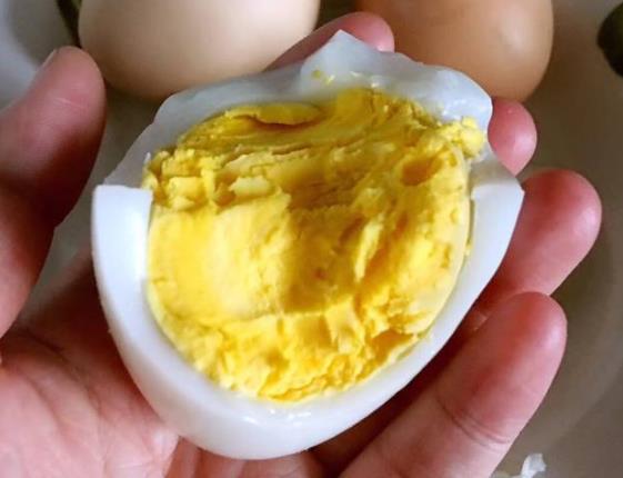 鹅蛋可以生吃吗 没有全熟细菌微生物加重胃肠道负担