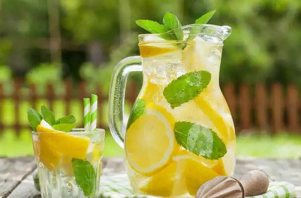 柠檬水发苦能喝吗？柠檬水有助于便秘吗？