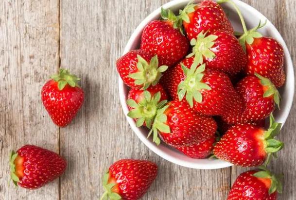 草莓中毒症状有哪些？怎么辨别打激素的草莓？