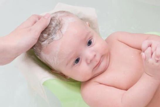 给宝宝洗头的正确方法 仰式