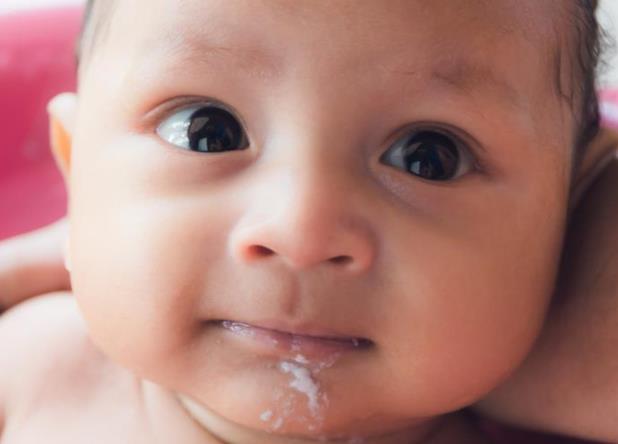 婴儿溢奶是吃多了吗 喂奶姿势不对没有拍嗝受寒