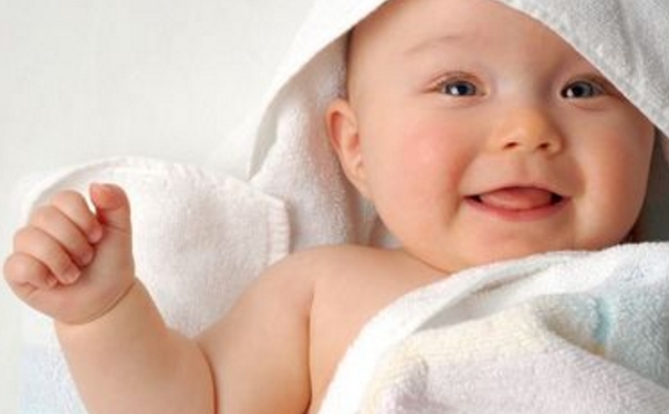 宝宝吐奶呛到鼻子里怎么办？宝宝吐奶从鼻子出来怎么办？(1)