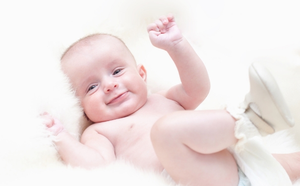 宝宝吐奶喷射状正常吗？宝宝吐奶像喷泉一样怎么回事？[