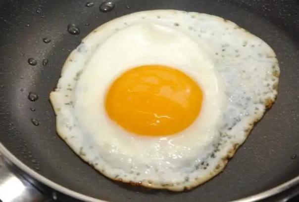 荷包蛋的营养价值有哪些？无油荷包蛋怎么煎？