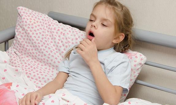 小孩咳嗽吃什么止咳效果好 大蒜,梨,枇杷,萝卜等