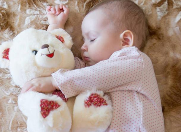 婴儿不能自主入睡怎么办？培养规律设定情景消耗精力