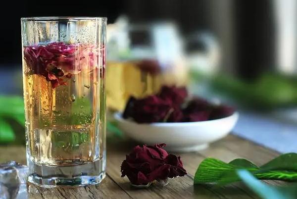 玫瑰花茶的正确泡法有哪些？喝玫瑰花茶能祛斑吗？