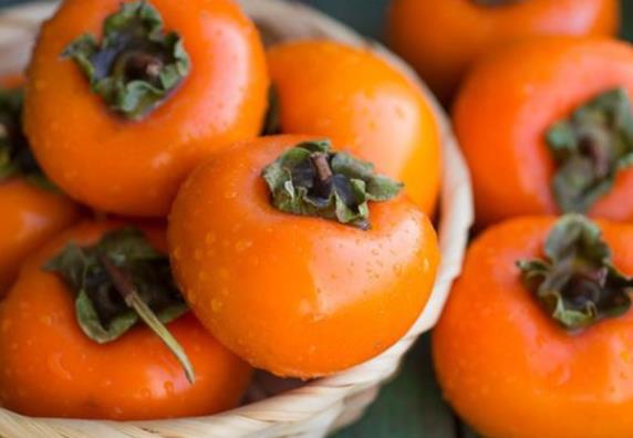 柿子一天最多吃几个 200克/天,过量吃伤害肠胃