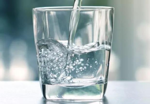 多喝水可以降尿酸吗 稀释血液,利尿排毒,2000-3000ml