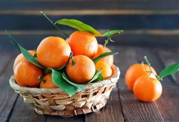 生橘子皮可以直接吃吗？橘子外面的白丝是什么？