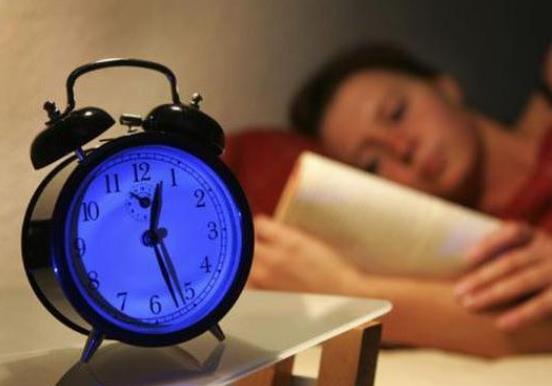 12点睡觉算熬夜吗 成年人睡觉时间最晚10-11点每天需