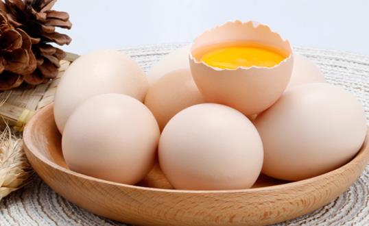 鸡蛋黄黏住鸡蛋壳是坏了吗？鸡