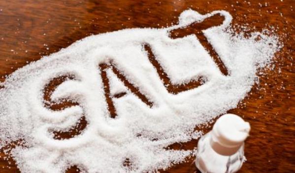 过量吃盐会导致身体水肿 减