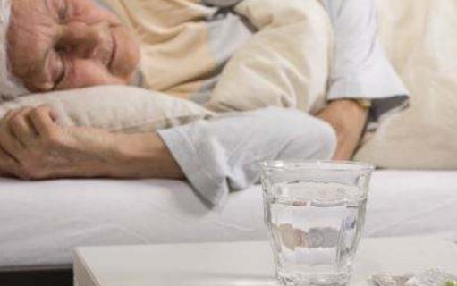 老人睡前能不能喝水？老人睡前